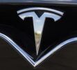 Tesla ha presentado nuevos datos sobre Full Self-Driving (FSD) Supervised, su avanzado sistema de asistencia a la conducción, en un momento clave para su expansión por Europa. La compañía asegura que los vehículos que utilizan esta tecnología tienen 4,1 veces menos probabilidades de verse implicados en una colisión que los Tesla conducidos manualmente. El análisis se basa en aproximadamente 102 millones de kilómetros recorridos entre abril y agosto en cinco países europeos.  Tesla pone 102 millones de kilómetros sobre la mesa  Según los datos publicados por la compañía, más de 70.000 clientes utilizan actualmente FSD Supervised en Países Bajos, Bélgica, Dinamarca, Estonia y Lituania. El sistema acumula más de un millón de kilómetros diarios, una cifra que permite a Tesla reunir una cantidad considerable de información sobre el comportamiento de su tecnología en situaciones reales de tráfico. En ese periodo se registraron tres colisiones en autopista y nueve fuera de ella entre los vehículos que utilizaban FSD.  La comparación cambia al analizar los Tesla que circulaban sin el sistema activado. En ese grupo se contabilizaron 137 accidentes en autopista y 490 fuera de ella. Como el número de kilómetros recorridos no era idéntico entre ambos grupos, Tesla utilizó la tasa de colisiones por distancia para establecer la comparación. El resultado presentado por la empresa sitúa a FSD Supervised con una incidencia de accidentes 4,1 veces inferior frente a la conducción manual.  Europa se encuentra ahora ante una decisión importante para el futuro de esta tecnología. Países Bajos dio una aprobación provisional en abril, mientras que Bélgica, Dinamarca, Estonia y Lituania también avanzaron posteriormente en esta dirección. Para lograr una autorización más amplia dentro de la Unión Europea sería necesario el respaldo de 15 Estados miembros que representen al menos el 65 % de la población del bloque, por lo que el proceso todavía puede encontrar obstáculos.  El sistema todavía necesita supervisión humana  Los datos de seguridad presentados por Tesla tienen, sin embargo, algunas limitaciones. La propia compañía reconoce que se trata de una comparación observacional, por lo que factores como el clima, el tráfico, las condiciones de la carretera o las circunstancias en las que un conductor decide activar FSD pueden influir en los resultados. Tesla también ha puesto a disposición de los reguladores un panel de seguridad que reúne información procedente de más de 230.000 situaciones de conducción.  La cuestión más importante es que FSD Supervised no convierte al Tesla en un coche completamente autónomo. El conductor continúa siendo responsable del vehículo y debe permanecer atento para intervenir cuando sea necesario. El regulador neerlandés realizó además pruebas durante más de 3.000 horas antes de conceder su aprobación provisional, reforzando la idea de que la tecnología todavía pertenece a una categoría de conducción asistida y no de autonomía total.  La expansión europea tampoco está garantizada. Francia y Suecia han expresado preocupaciones relacionadas con aspectos como el cumplimiento de los límites de velocidad y la capacidad del conductor para mantener una supervisión adecuada. Estos puntos son especialmente relevantes porque el salto desde una tecnología supervisada hasta un vehículo capaz de circular sin intervención humana exige superar requisitos de seguridad y regulación mucho más exigentes.  El mercado tampoco parece convencido de que Tesla vaya a conseguir rápidamente una conducción completamente autónoma. Las estimaciones de los mercados de predicción sitúan en torno al 17 % la probabilidad de que Tesla lance un servicio público de robotaxis sin conductor en California antes del 31 de diciembre de 2026. Además, las posibilidades de que la compañía venda este año un Cybercab por 30.000 dólares o menos se sitúan alrededor del 12 %. La aprobación europea sería un paso importante para FSD Supervised, pero todavía quedaría un largo camino hasta los coches completamente autónomos.