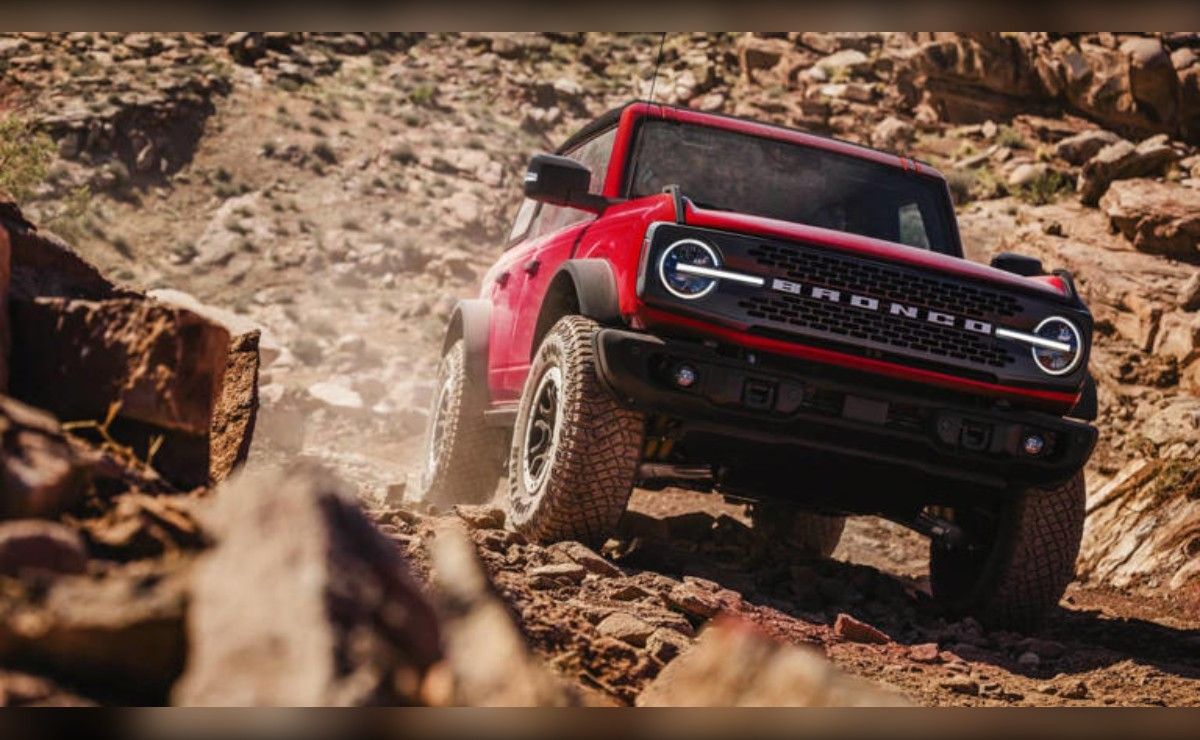 Ford patenta una ingeniosa forma de dormir dentro del Bronco sin salir del coche.