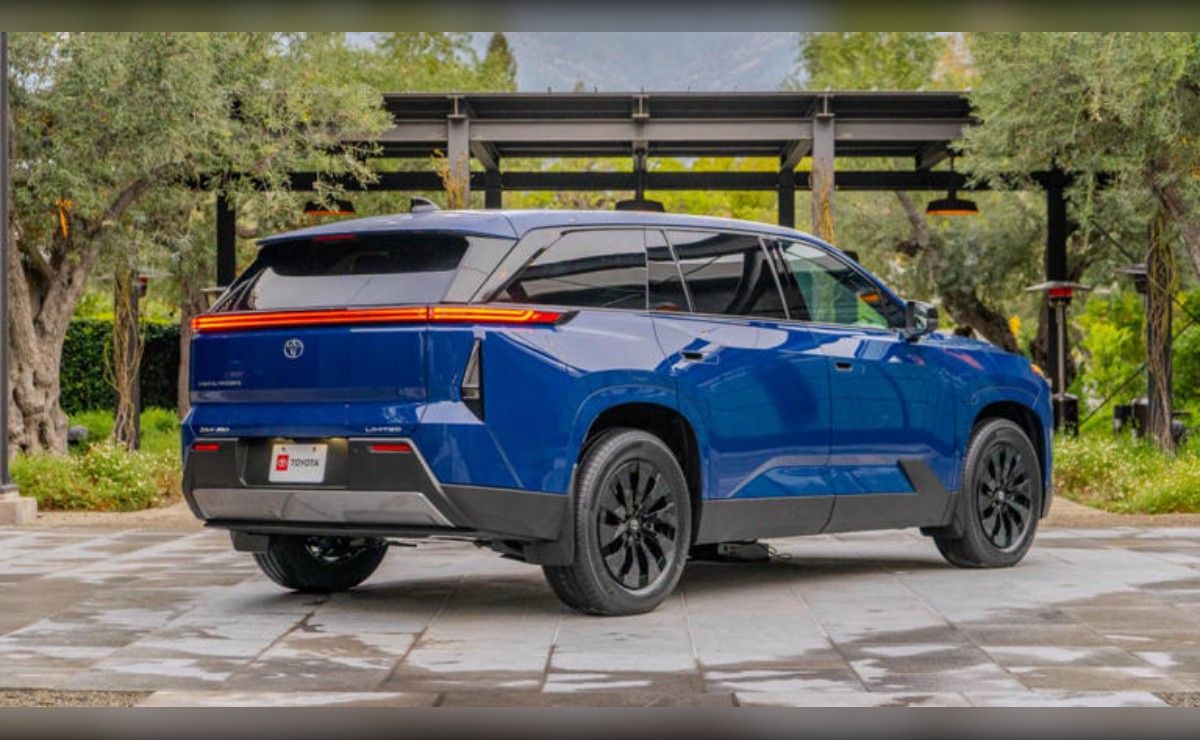 Toyota niega un nuevo retraso del Highlander EV y mantiene su llegada para 2027.