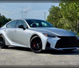 El Lexus IS 2027 vuelve a subir de precio y mantiene intacta una fórmula que se resiste a desaparecer.