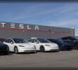 Tesla ha presentado nuevos datos sobre Full Self-Driving (FSD) Supervised, su avanzado sistema de asistencia a la conducción, en un momento clave para su expansión por Europa. La compañía asegura que los vehículos que utilizan esta tecnología tienen 4,1 veces menos probabilidades de verse implicados en una colisión que los Tesla conducidos manualmente. El análisis se basa en aproximadamente 102 millones de kilómetros recorridos entre abril y agosto en cinco países europeos.  Tesla pone 102 millones de kilómetros sobre la mesa  Según los datos publicados por la compañía, más de 70.000 clientes utilizan actualmente FSD Supervised en Países Bajos, Bélgica, Dinamarca, Estonia y Lituania. El sistema acumula más de un millón de kilómetros diarios, una cifra que permite a Tesla reunir una cantidad considerable de información sobre el comportamiento de su tecnología en situaciones reales de tráfico. En ese periodo se registraron tres colisiones en autopista y nueve fuera de ella entre los vehículos que utilizaban FSD.  La comparación cambia al analizar los Tesla que circulaban sin el sistema activado. En ese grupo se contabilizaron 137 accidentes en autopista y 490 fuera de ella. Como el número de kilómetros recorridos no era idéntico entre ambos grupos, Tesla utilizó la tasa de colisiones por distancia para establecer la comparación. El resultado presentado por la empresa sitúa a FSD Supervised con una incidencia de accidentes 4,1 veces inferior frente a la conducción manual.  Europa se encuentra ahora ante una decisión importante para el futuro de esta tecnología. Países Bajos dio una aprobación provisional en abril, mientras que Bélgica, Dinamarca, Estonia y Lituania también avanzaron posteriormente en esta dirección. Para lograr una autorización más amplia dentro de la Unión Europea sería necesario el respaldo de 15 Estados miembros que representen al menos el 65 % de la población del bloque, por lo que el proceso todavía puede encontrar obstáculos.  El sistema todavía necesita supervisión humana  Los datos de seguridad presentados por Tesla tienen, sin embargo, algunas limitaciones. La propia compañía reconoce que se trata de una comparación observacional, por lo que factores como el clima, el tráfico, las condiciones de la carretera o las circunstancias en las que un conductor decide activar FSD pueden influir en los resultados. Tesla también ha puesto a disposición de los reguladores un panel de seguridad que reúne información procedente de más de 230.000 situaciones de conducción.  La cuestión más importante es que FSD Supervised no convierte al Tesla en un coche completamente autónomo. El conductor continúa siendo responsable del vehículo y debe permanecer atento para intervenir cuando sea necesario. El regulador neerlandés realizó además pruebas durante más de 3.000 horas antes de conceder su aprobación provisional, reforzando la idea de que la tecnología todavía pertenece a una categoría de conducción asistida y no de autonomía total.  La expansión europea tampoco está garantizada. Francia y Suecia han expresado preocupaciones relacionadas con aspectos como el cumplimiento de los límites de velocidad y la capacidad del conductor para mantener una supervisión adecuada. Estos puntos son especialmente relevantes porque el salto desde una tecnología supervisada hasta un vehículo capaz de circular sin intervención humana exige superar requisitos de seguridad y regulación mucho más exigentes.  El mercado tampoco parece convencido de que Tesla vaya a conseguir rápidamente una conducción completamente autónoma. Las estimaciones de los mercados de predicción sitúan en torno al 17 % la probabilidad de que Tesla lance un servicio público de robotaxis sin conductor en California antes del 31 de diciembre de 2026. Además, las posibilidades de que la compañía venda este año un Cybercab por 30.000 dólares o menos se sitúan alrededor del 12 %. La aprobación europea sería un paso importante para FSD Supervised, pero todavía quedaría un largo camino hasta los coches completamente autónomos.