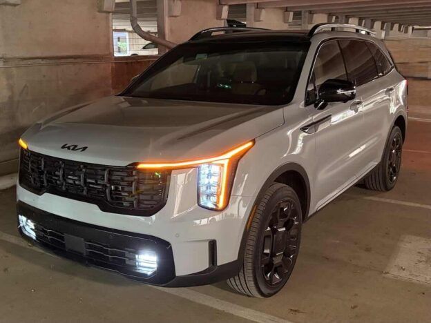 Frontal 3/4 de una Sorento Prestige 2026