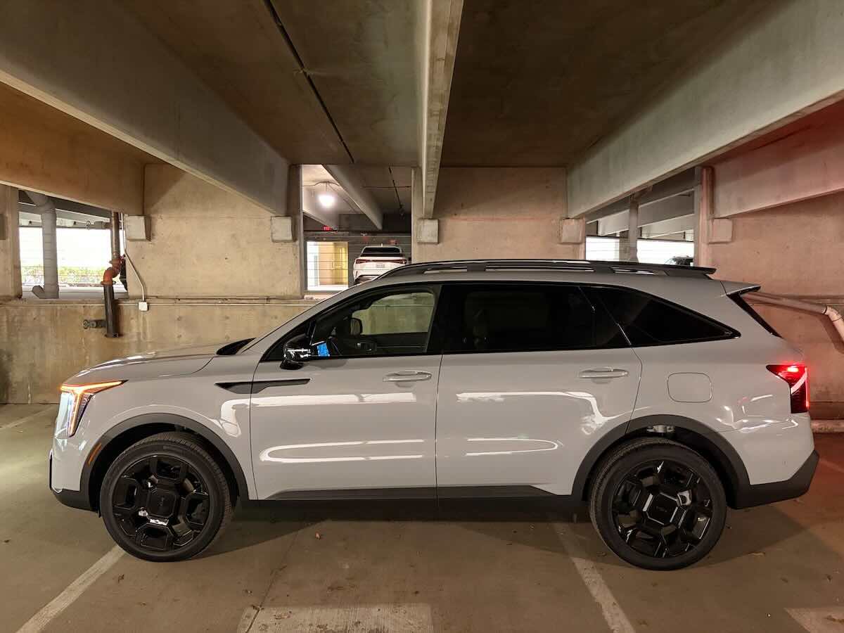 Lateral de una Kia Sorento X-Line SX Prestige 2026
