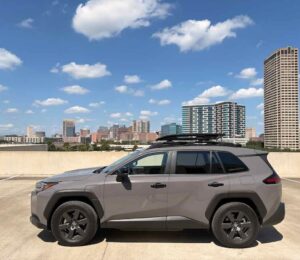 Lateral de una Toyota RAV4 Woodland Hybrid 2026