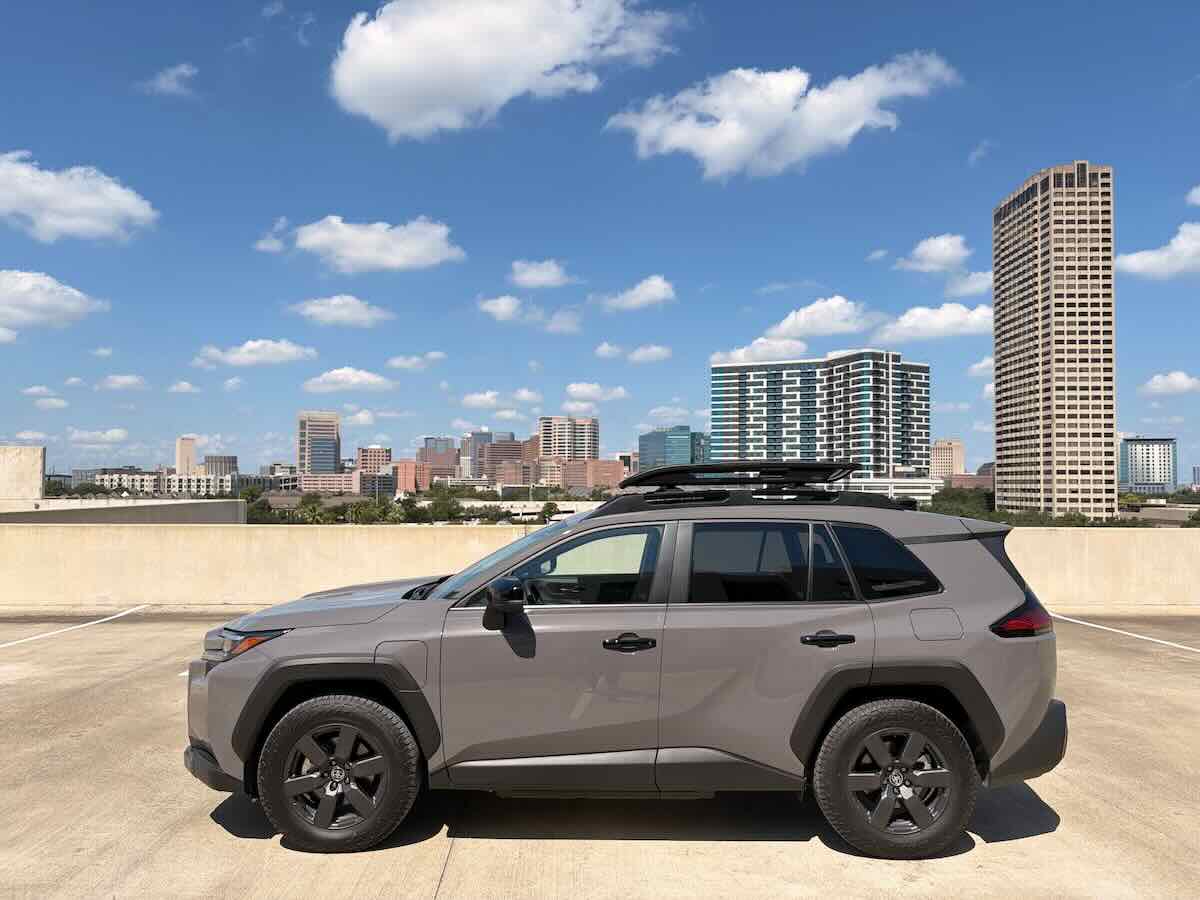 Lateral de una Toyota RAV4 Woodland Hybrid 2026