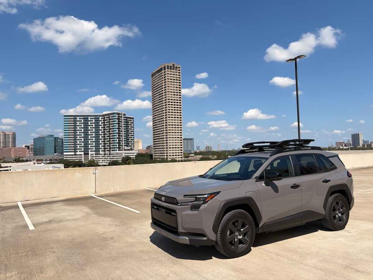 Frontal 3/4 de una RAV4 Hybrid 2026