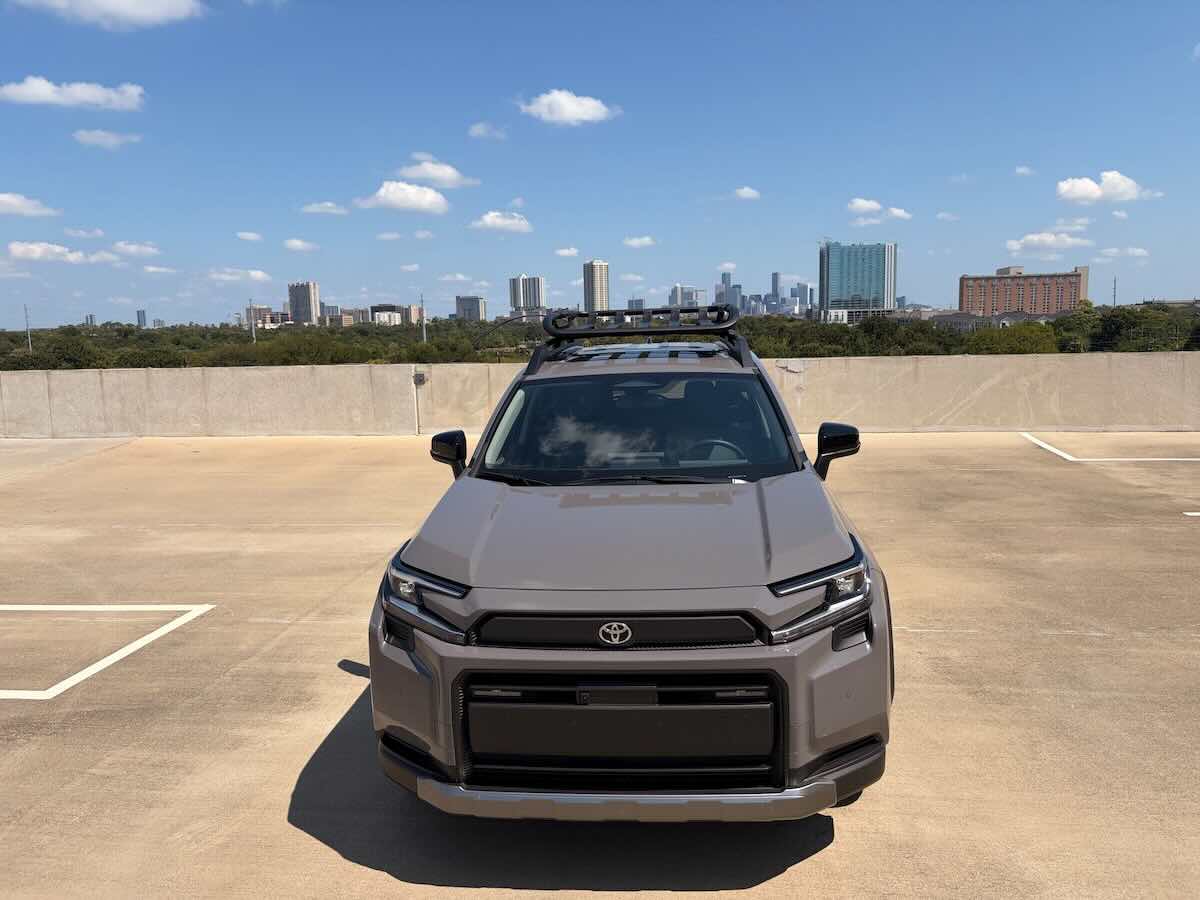 Frontal de una Toyota RAV4 Woodland Plug-In Hybrid 2026