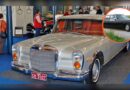 Si el Chaika estaba destinado a altos funcionarios, el ZIL-111 era el automóvil reservado para las figuras más importantes del poder soviético. Su desarrollo comenzó a mediados de los años cincuenta y llegó a producción en 1958. Incorporaba un motor V8 de 220 CV, capaz de impulsar la enorme carrocería hasta una velocidad máxima aproximada de 105 mph, unos 169 km/h. Su interior estaba diseñado para ofrecer el máximo confort a los pasajeros, con acabados de madera, alfombras gruesas, ventanillas eléctricas y una mampara de cristal de seguridad que separaba el habitáculo delantero del trasero. 7 limusinas olvidadas que todavía nos gustaría tener: del Mercedes 600 Pullman al ZIL-111 soviético