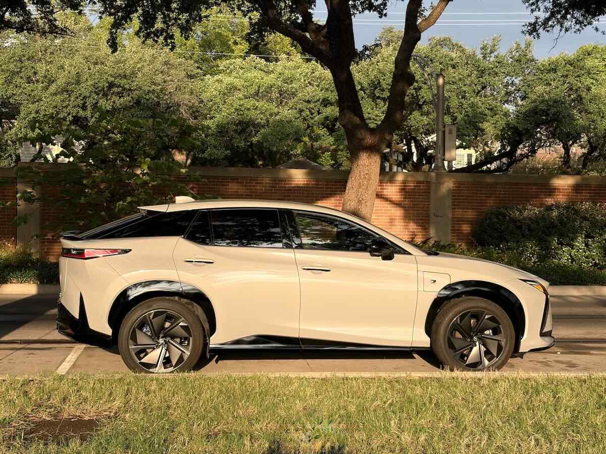 Lateral de una RZ 550e en su versión F SPORT AWD